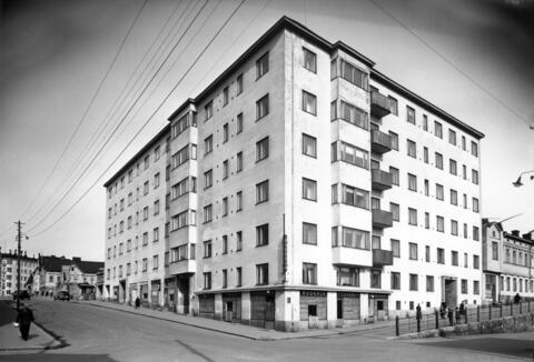 Ljust stenhus i sju våningar i hörnet av Castrénsgatan 3 och Tredje linjen 27.