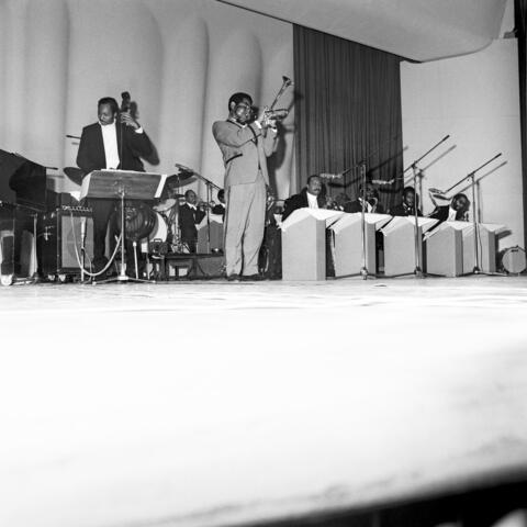 Jazztrumpetisti Dizzy Gillespie esiintyy Helsingin Kulttuuritalolla.