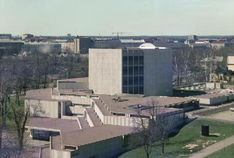 Helsingfors stadsteaters och Berghälls ämbetshus grå betongbyggnader fotograferade ovanifrån.
