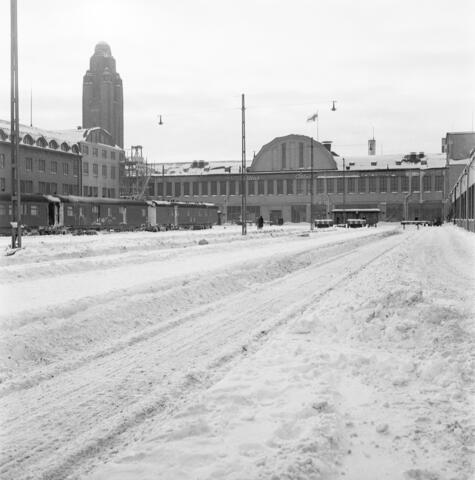 Luminen ratapiha ja rautatieasema. Ihmisiä ei näy. 