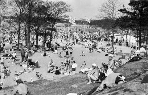 Vasta valmistuneella Hietaniemen uimarannalla Helsingissä on paljon väkeä 22.6.1930.
