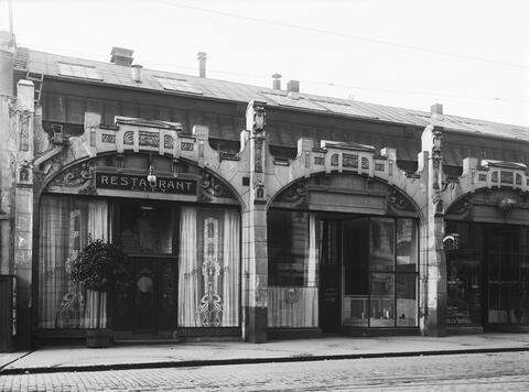 Yksikerroksinen basaarimainen rakennus, jonka oven yläpuolella lukee RESTAURANT CITY.