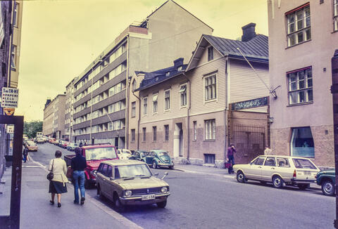 Vuorimiehenkatu 29, puurakennuksen ja kerrostalon välisen portin yläpuolella nimikyltti G. W. Sohlberg.
