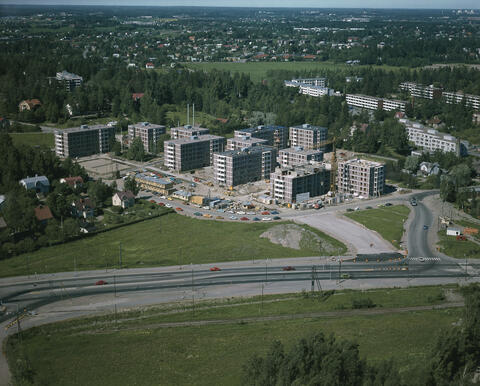 Ilmakuvassa on Säterintien uusi kerrostaloalue, jonka takana on metsikkö. Vasemmalla näkyy omakotitaloja.