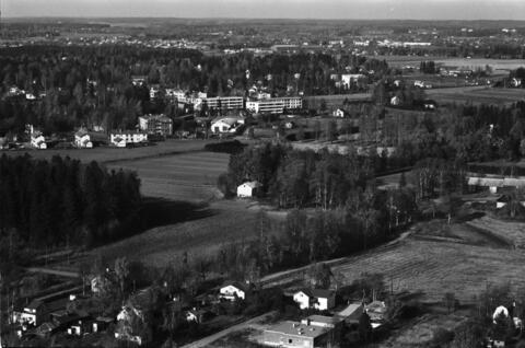 Viistoilmakuva pienlentokoneesta nykyisen Malminkaaren suunnalta luoteeseen Fallkullan kartanon maille. Keskellä Fallkullantie sekä kartanon rakennuksia. Taustalla mm. Jäkälätien taloja sekä päärata.