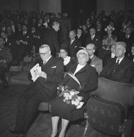 I förgrunden republikens president J. K. Paasikivi, som bläddrar i ett programblad, och fru Alli Paasikivi, som har en blombukett i famnen. Bakom dem statsminister Urho Kekkonen och fru Sylvi Kekkonen.