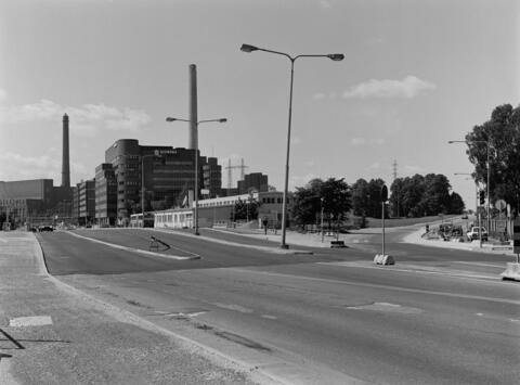 Etualalla tienristeys ja teollisuusrakennuksia Porkkalantien alkupäässä. 