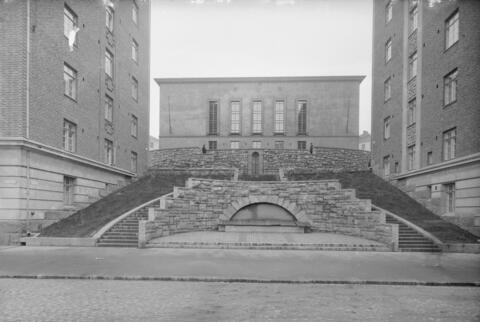 Yhteiskunnallinen korkeakoulu, Franzéninkatu 13, kuvattuna Helsinginkadulta. Kuvassa ei näy ihmisiä eikä kasvillisuutta.