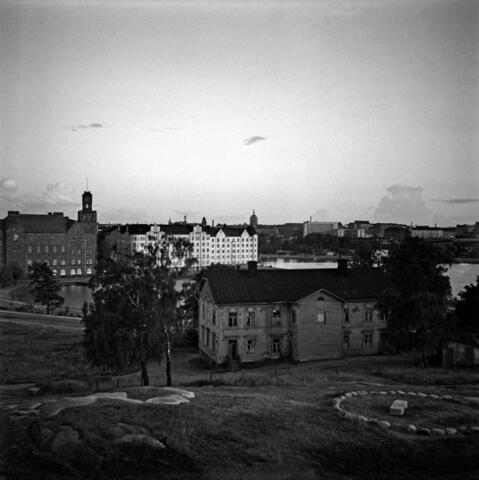 Villa nummer 1 i Djurgården (numera Djurgårdsvägen 3). I bakgrunden syns Sparbankskajen 6, 8 och 10, tornet på folkets hus och området Gloet. Fotografiet är taget från ett fönster på fjärde våningen på Andra linjen 13.