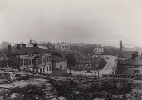 Observatoriegatan 8 och 10 samt Ulrikagatan 3 och 1. I bakgrunden Östra Parkvägen 1 och 2 samt romersk-katolska Sant Henriks kyrkan. Utsikt från Observatoriebacken mot Brunnsparken. I mitten av bilden en öppen plats med en brunn.