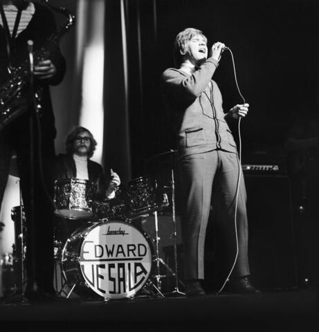 Jazz-konsertti Kulttuuritalolla Helsingissä. Esiintymässä Edward Vesala, rummut, Seppo "Paroni" Paakkunainen, saksofoni ja huilu sekä Harri Saksala, laulu.