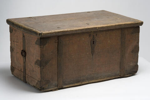 Tasakantinen raudoitettu lukollinen puuarkku, jonka päissä on rautaiset kantolenkit. Arkku on väriltään punaruskea. Arkun takasivu on valkoinen. Arkun sivut ovat yhdestä laudasta tehdyt ja arkun nurkissa on leveä avosinkkaus. Arkun rautojen kiinnitysnaulojen juuressa on kangaspala. Arkun kannen päätylaudat ovat profiloitu. Sisäpuoli on maalamaton ja kannessa on kaiverrettu vuosiluku 1737.