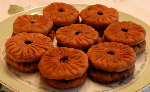 Bruna runda skivformade piroger med ett hål i mitten.