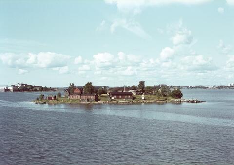 Lonnan saari kesäpäivänä kuvattuna.