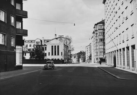 Töölön sähköaseman julkisivu Töölönkadun ja Runeberginkadun risteyksessä.