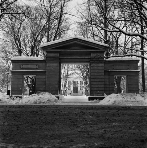 Ett svartvitt fotografi över porten till Gamla Kyrkoparken