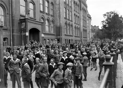 Det vimlar av barn på skolgården under rasten.