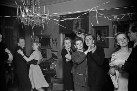 Pareja tanssimassa kotihipoissa sodanaikaisen tanssikiellon päättymisen jälkeen. Katossa roikkuu serpentiiniä.