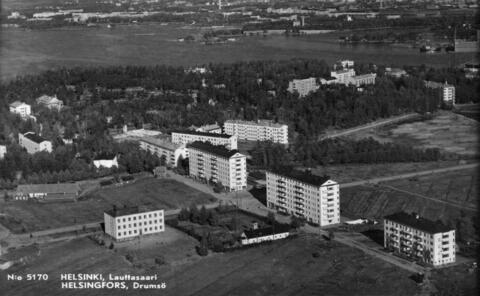 Kuvassa muutama uusi kerrostalo Lauttasaaren peltojen keskellä