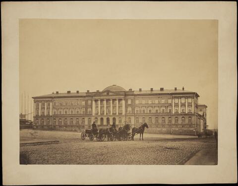 Etualalla kolmet hevosrattaat Senaatintorilla. Taustalla näkyy Senaatintalo.