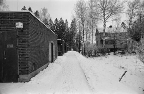 vasemmalla rivitaloja, oikealla vanhempi kaksikerroksinen puurakenteinen omakotitalo
