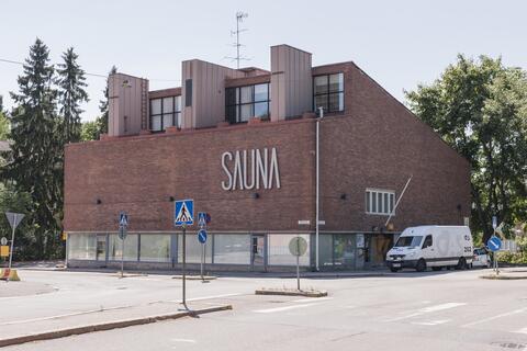 Tiiliverhoiltu rakennus, jossa suurin suuraakkosin teksti Sauna.