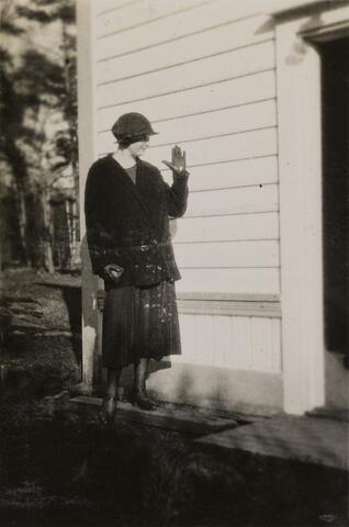 Keraamikko Friedl Kjellberg kuvattuna vuonna 1925, ajalle muodikkaassa päiväpuvussa.