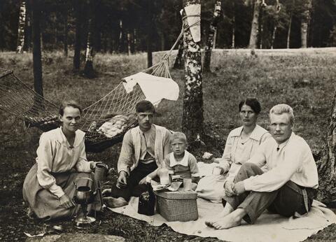 Fem personers familj på picknick på Fölisön. 