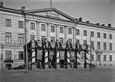 Kuva nykyisestä Helsingin kaupungintalosta. Seinässä lukee Hotel Societetshuset.