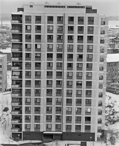 Fasaden av ett 14-våningars betongelementhus på Packmästargatan 3.