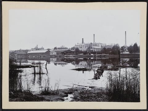 Töölön sokeritehdas Töölönlahden yli kuvattuna. Kuvassa Töölönlahden ranta on huomattavasti nykyistä tiiviimmin rakennettua.