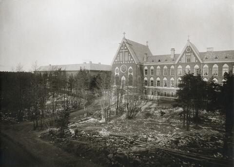 Diakonissanstaltens fasad på Första linjen i Berghäll fotograferad i slutet av 1800-talet.