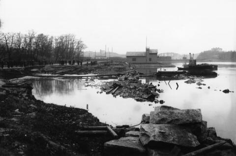 Kaj anläggs på stranden i Kajsaniemi år 1930. Jordmaterial har hopats ovanför havsytan i Kajsaniemiviken. Strandterrassen har gjorts brant.  I bakgrunden kan man skymta fabriksbyggnader i Tölö.