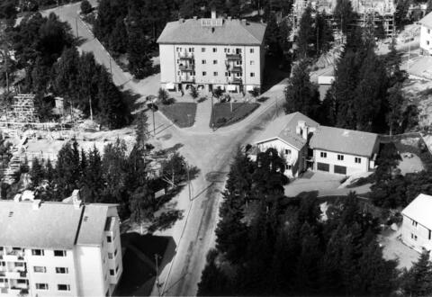 Ilmakuvassa näkyy Y:n mallinen risteys. Katujen varsilla on erikokoisia pienkerrostaloja. Kadun varsilla näkyy myös useamman kerrostalon rakennustyömaat. Rakennusten väleissä kasvaa puita.