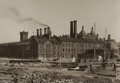 Sinebrychoffin panimon julkisivu valokuvattuna Bulevardilta 1890-luvulla.