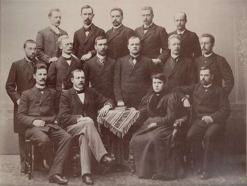 Neljätoista miestä ja yksi nainen ryhmäkuvassa. 