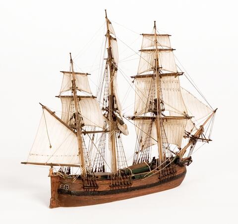 En miniatyrmodell av ett segelskepp med fyra master