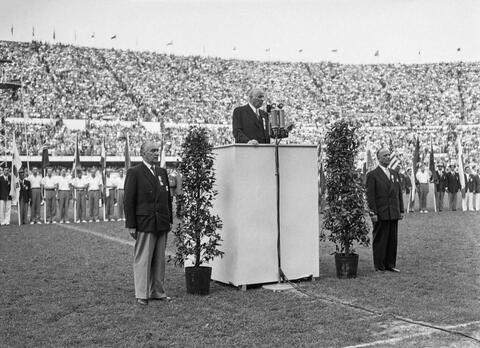 Kansainvälisen olympiakomitean presidentti julistamassa kisat päättyneiksi Helsingin olympiastadionin nurmella. Puhujapöntön molemmin puolin seisovat Erik von Frenckell ja Eero Rydman.