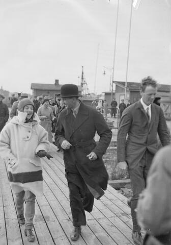 Charles Lindberg ja hänen vaimonsa Anne Lindberg kävelemässä Katajanokan laiturilla.
