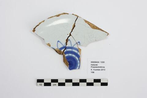 Fajanssiastian paloja 3 kpl. Pohjapaloja lautasesta tai vadista. Sisäpinnalla sinistä, käsinmaalattua koristelua, ulkopinnalla pohjassa kirjaimia ja numeroita (käsin tehtyjä)