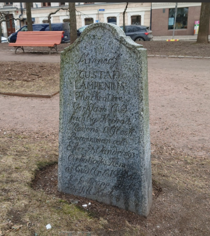 Hautapaasi Vanhan kirkon puistossa.