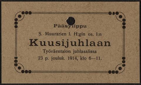 Vaaleanruskea paperinen painettu pääsylippu, jossa koristeellisen kehyksen sisällä teksti Pääsylippu S. Muurarien l. H:gin Os. 1:n Kuusijuhlaan Työväentalon juhlasalissa 23 p. jouluk, 1914 klo 6-11