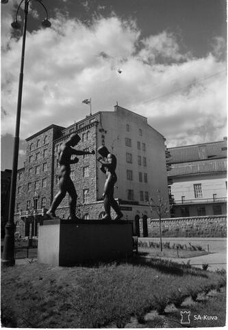 Johannes Haapasalon suunnittelema Nyrkkeilijät-veistos kuvattuna Helsingin Siltasaaressa vuonna 1941. Taustalla Helsingin työväentalo. Veistos esittää kahta todellisen kokoista nyrkkeilijää otteluasennossa.