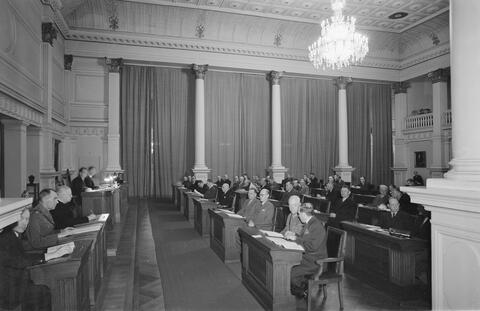 Valtuutetut ovat kokoontuneet Helsingin kaupunginvaltuuston kokoukseen 1940-luvun lopulla.