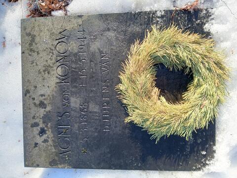 Musta vaakatasoon asennettu hautakivi, johon on kaiverrettu AGNES VON KONOW 5.3.1868–15.5.1944 DJURENS VÄN