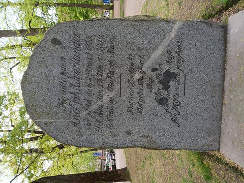 En gravsten fotograferad på sommaren nära porten till Gamla kyrkoparken.