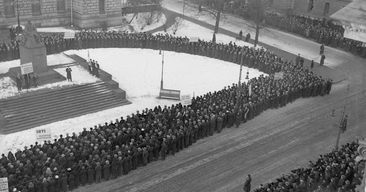 Demonstration by the Snellman statue | City of Helsinki