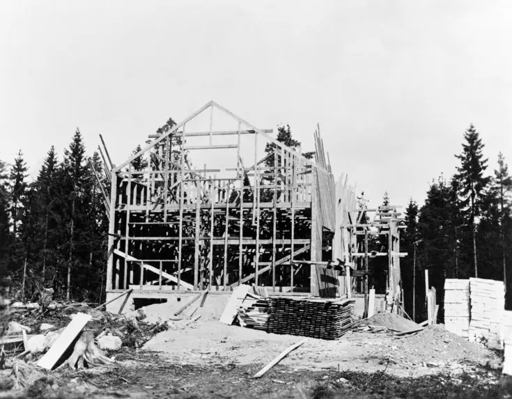 Stommen av ett frontmannahus byggdes på Nyröjarvägen 27 sommaren 1949.