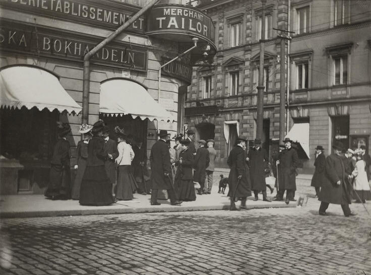 Jalankulkijoita Pohjoisesplanadi 19:n kohdalla Pohjoisesplanadin ja Unioninkadun kulmassa, ns. Uschakoffin talo, suunnittelija Pehr Granstedt 1815-1816. Taustalla Unioninkatu 23 ja 25.