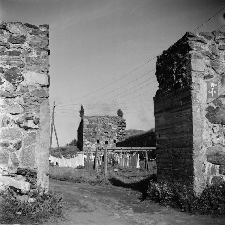 Sveaborg, Stora Östersvartö. I bakgrunden bastion Horn. I mitten hänger ett bykstreck med ljusa plagg på tork.
